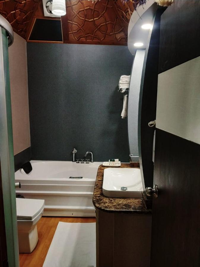 The Mughal Sheraton Houseboat Hotel Durgjan Luaran gambar