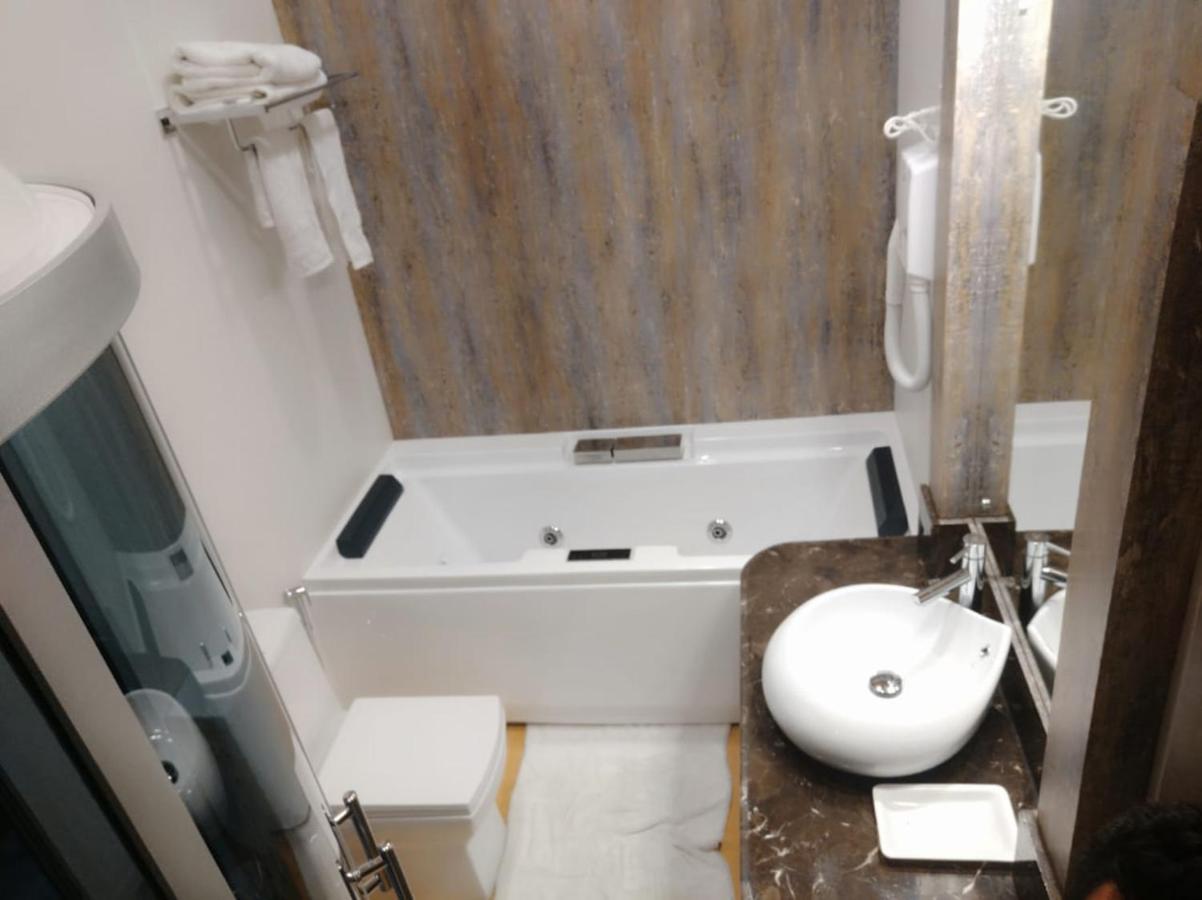 The Mughal Sheraton Houseboat Hotel Durgjan Luaran gambar