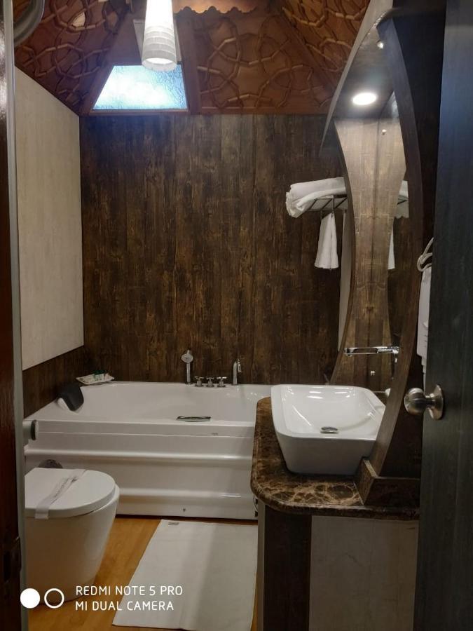 The Mughal Sheraton Houseboat Hotel Durgjan Luaran gambar